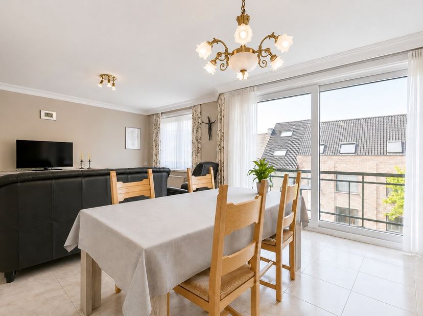 Welkom in de Oostendestraat 135/3, een instapklaar appartement gelegen op de tweede verdieping (met lift) in het centrum van Torhout. In de nabije omg