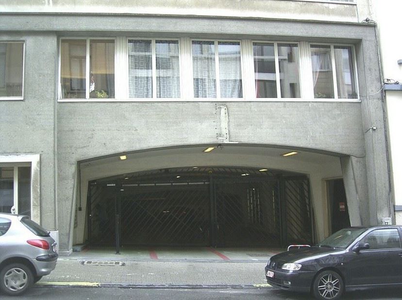 Garage voor 1 wagen (niet voor stockage)&amp;nbsp; - 3m04x6m51- hoogte poort: 2m05.&amp;nbsp;&amp;nbsp;