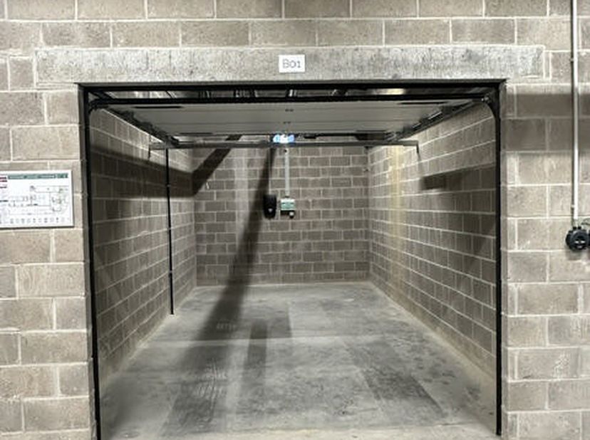Garage box fermé avec porte sectionelle automatisée avec borne de charge. Acces securisé.