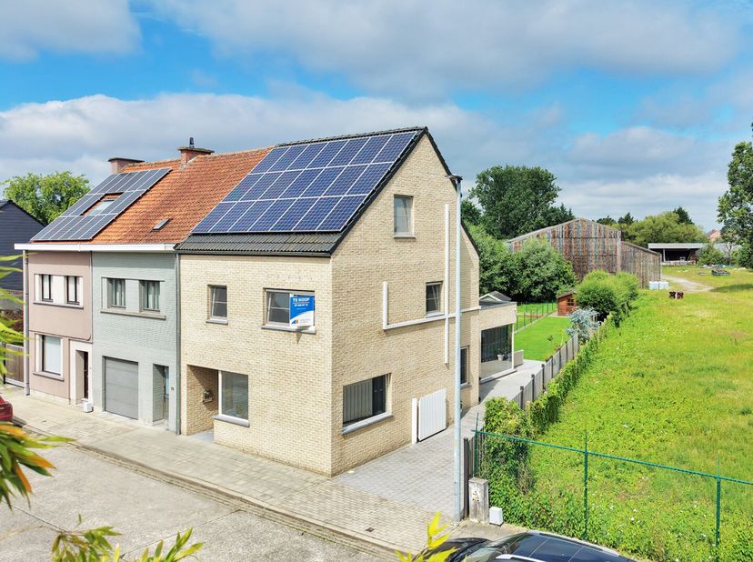 Deze eigendom is zeer centraal gelegen te Erembodegem, tussen Aalst en Affligem. De commerciële Brusselbaan bevindt zich vlakbij, de dorpskern en het