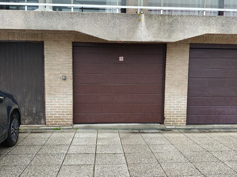 Te koop: praktische garage in Sint-Idesbald, gelegen aan de Oostendelaan, op korte afstand van zee en duinen. Deze garage biedt een veilige en droge p