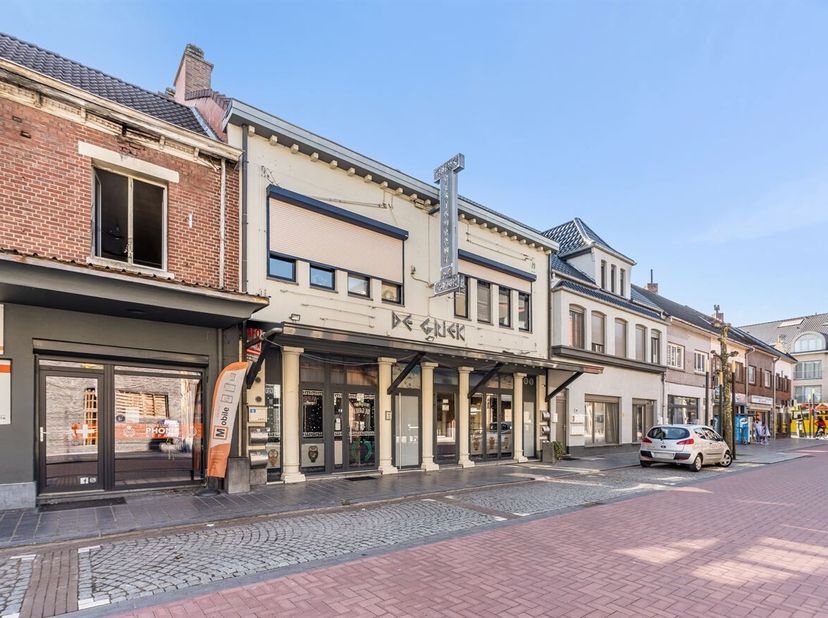 Uniek vastgoedcomplex met 2 aankoopmogelijkheden in hartje Maasmechelen<br />
Omgeving<br />
Op een topligging in Maasmechelen, midden in de bekende K