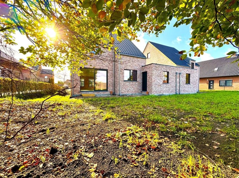 Ontdek dit kleinschalige, exclusieve nieuwbouwproject van slechts twee riante, vrijstaande woningen (ca. 294 m² bruto per woning!). Gelegen op een zel