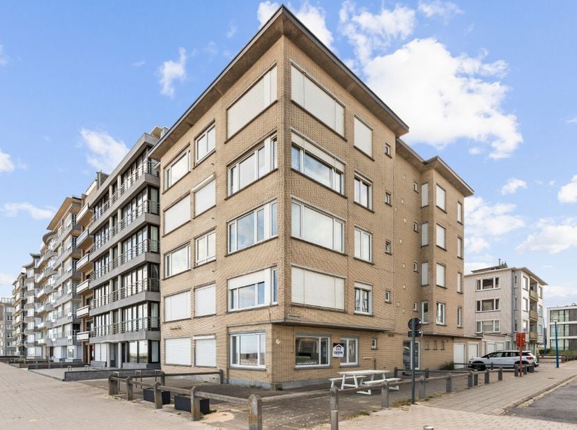 Te koop: gerenoveerde studio in Koksijde, gelegen op de zeedijk met prachtig vrij zicht op zee. Deze charmante studio bevindt zich in de Scheepsjongen