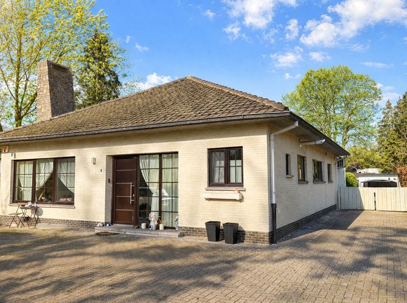 Mooie woning met 5 slaapkamers op toplocatie <br />
Ligging:<br />
De woning is gelegen nabij het centrum van Brasschaat. Alle faciliteiten zoals open