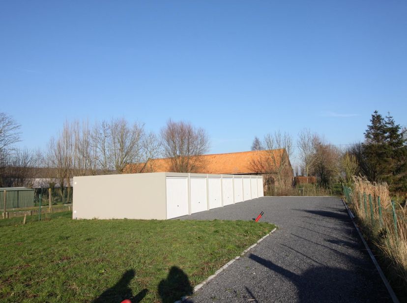 Garage à louer
                    à 8840 Staden