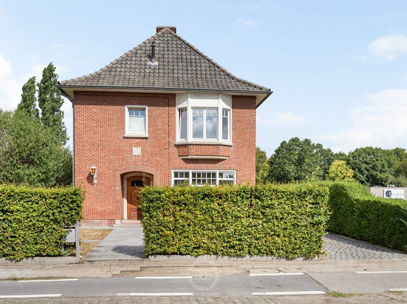 Centraal gelegen op een ruim perceel van meer dan 1.000 m² treffen we deze uiterst karaktervolle en volledig instapklare woning. De afgelopen jaren on