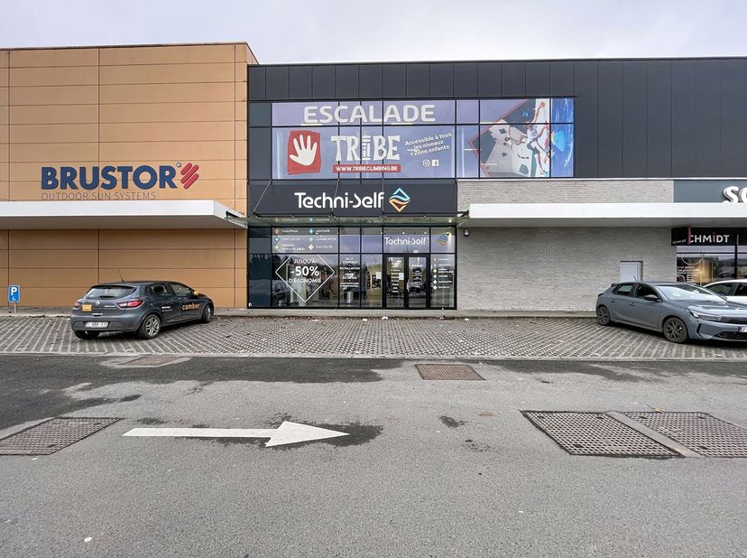 Située à Marche-en-Famenne, sur un site commercial accueillant de nombreuses enseignes reconnues telles que Decathlon et Ava Broze, cette surface béné