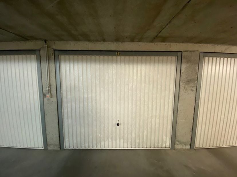 garage: 2,75m x 5,41m- poort: 2,25m x 1,92 m