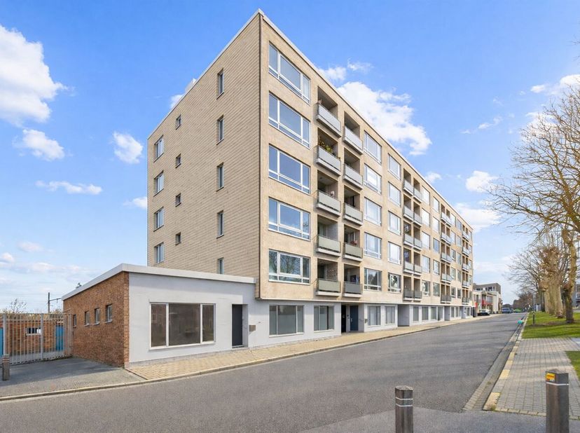 Dit stijlvolle appartement aan de Durme verwelkomt je met een mooie balans tussen licht, ruimte en rust. Gelegen op een unieke locatie aan het water,