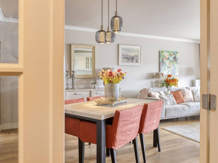 Het appartement heeft een ruime woonoppervlakte van 106 vierkante meter bestaande uit: een ruime woonkamer met open keuken met veel lichtinval en toeg