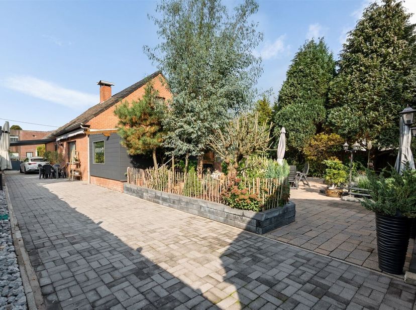 Op te frissen woning met 4 slaapkamers en magazijn!<br />
Indeling van de woning:<br />
Bij het betreden van de woning komt u in een ruime inkomhal me
