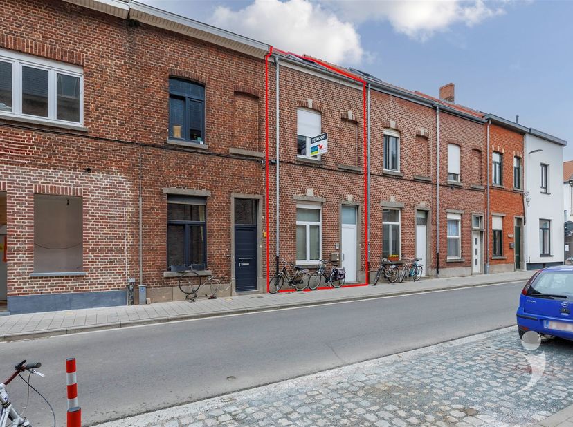 Vous êtes à la recherche d'une propriété de rendement au cœur de Louvain ? Alors cette maison d'étudiant avec 3 studios est faite pour vous ! Idéaleme