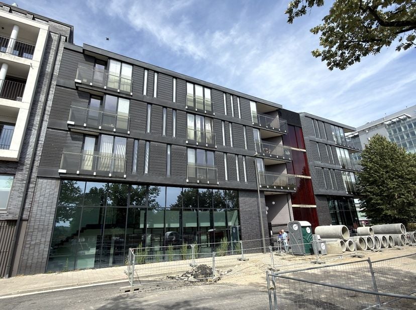 Duplex de bureau prêt à l'emploi à louer dans un immeuble de bureaux récent et représentatif le long du Singel à Anvers. Grâce à son emplacement strat