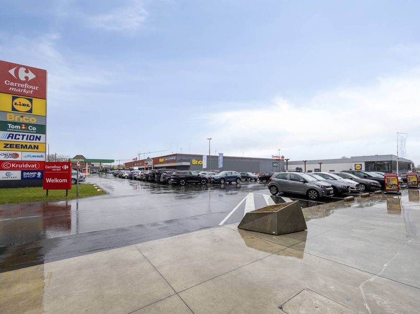 Dit ruime handelspand van ca. 210 m² is gelegen op een uiterst commerciële toplocatie in Shopping Diepenbeek, aan de Wijkstraat 33. Dankzij de ligging
