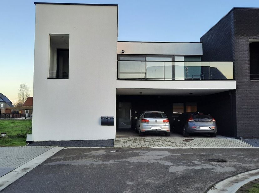 Dit appartement op de gelijkvloerse verdieping werd gebouwd in 2016 en is gelegen in een zeer rustige buurt in Wurfeld, nabij Maaseik. Het werd afgewe