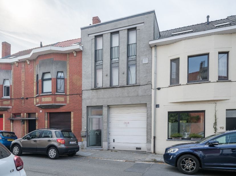 Sint-Amandsberg. Op te frissen directeurswoning met bijhorend magazijn en afzonderlijke loft op een boogscheut van het centrum van Gent.<br />
&amp;nbsp;<