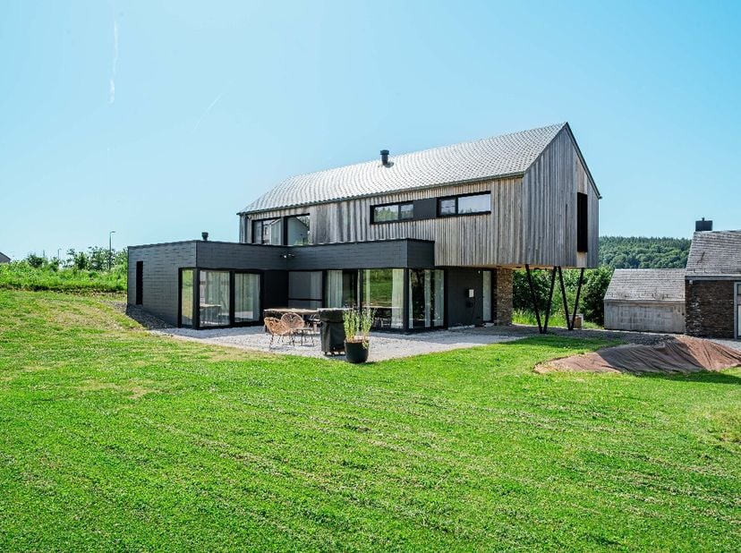 ERA B-LUX heeft het genoegen u deze prachtige hedendaagse villa voor te stellen, gelegen op de hoogtes van La Roche-en-Ardenne, in een rustige en gege