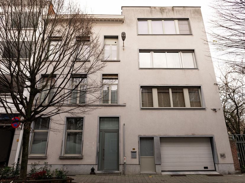 Opbrengsteigendom met veel potentieel te koop!<br />
<br />
Ligging: <br />
<br />
We vinden dit gebouw met enorm veel potentieel op een zeer guns