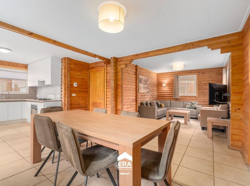 À vendre : maison individuelle à Zutendaal, située dans un parc de vacances verdoyant, à côté du Parc National Hoge Kempen. Cette propriété (construct