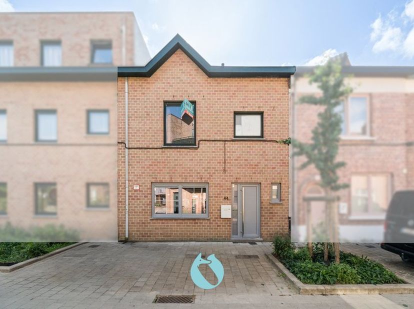 Bent u op zoek naar een instapklare en energiezuinige woning op een uitstekende locatie?<br />
<br />
Dan is deze charmante gezinswoning in de populai