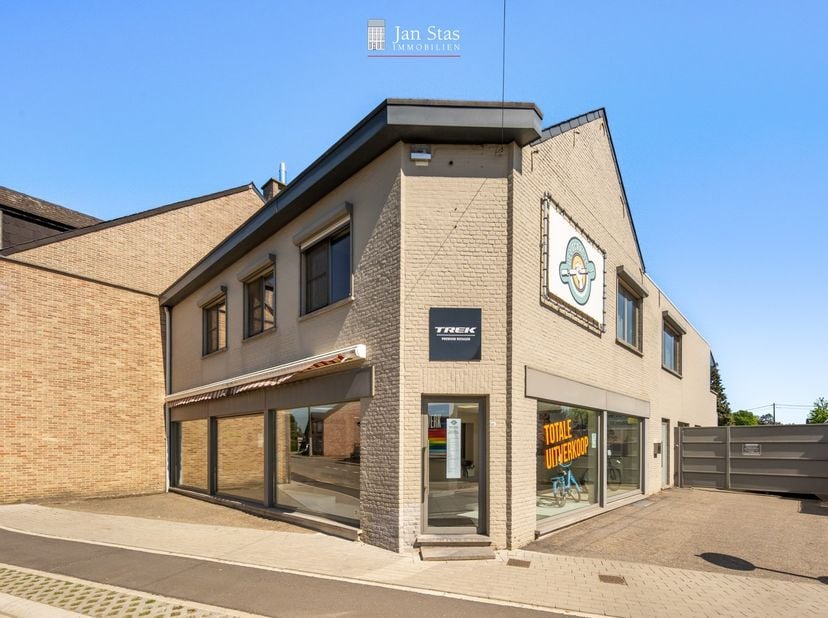 Dit veelzijdige pand biedt een&amp;nbsp;unieke combinatie van wonen en werken&amp;nbsp;op een uitstekende locatie in Wezemaal. Het handelsgedeelte, voorheen i