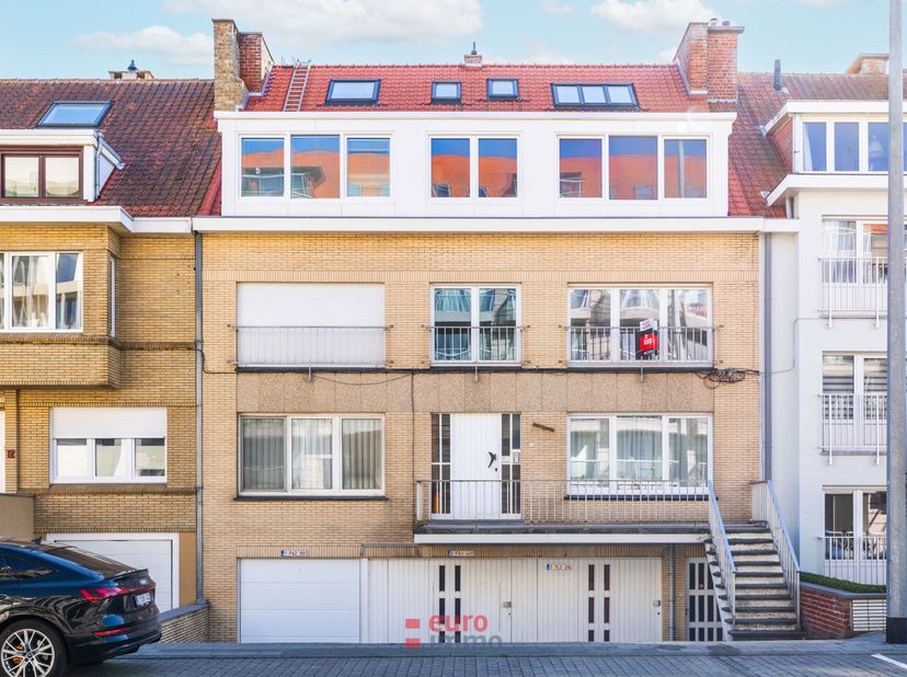 Ce bâtiment a été entièrement rénové en 2021 (y compris toutes les fenêtres) et est donc prêt à être emménagé.&amp;nbsp;<br />
<br />
En entrant, nous acc