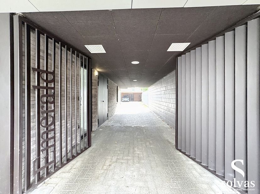 Op zoek naar een veilig en vlot bereikbare parkeerplaats in Maldegem? Deze overdekte autostaanplaats bevindt zich in een recente residentie op wandela
