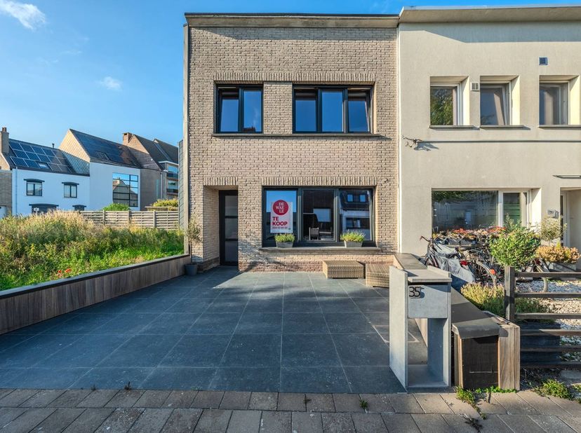 Ontdek deze mooi gerenoveerde halfopen bebouwing te koop langs de Pycke de ten Aerdelaan 35 te Mariakerke (Oostende). Hier geniet u van comfort en rus