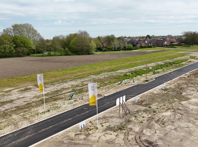 Langs de Hovaerestraat (rechts naast huisnummer 70) in Koekelare realiseren ze deze nieuwe verkaveling waar lot 19 te koop is. Je woont er op een boog
