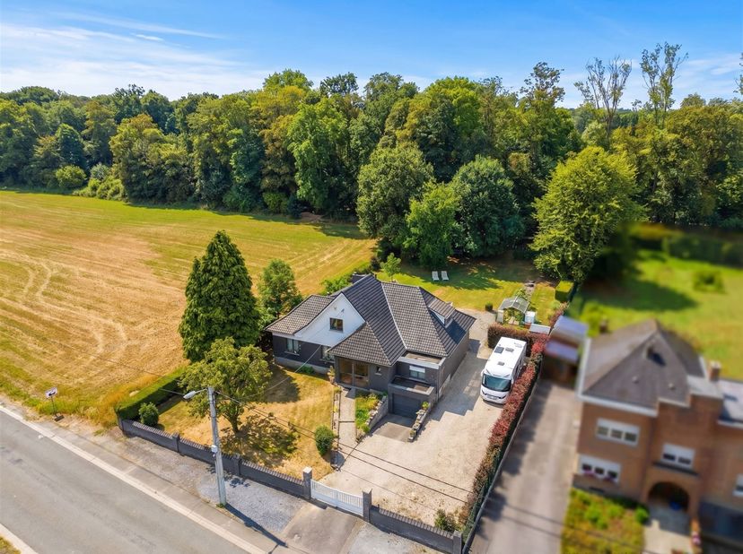 Zeer mooie, vrijstaande villa met vier gevels, gedeeltelijk gelijkvloers, gelegen in het hart van het dorp Maubray op een perceel van 18 are, op 5 min