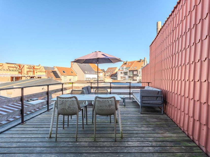 Ontdek dit charmante duplexappartement in het hart van de stad Gistel, waar comfortabel wonen en een centrale ligging perfect samenpassen. Gelegen op