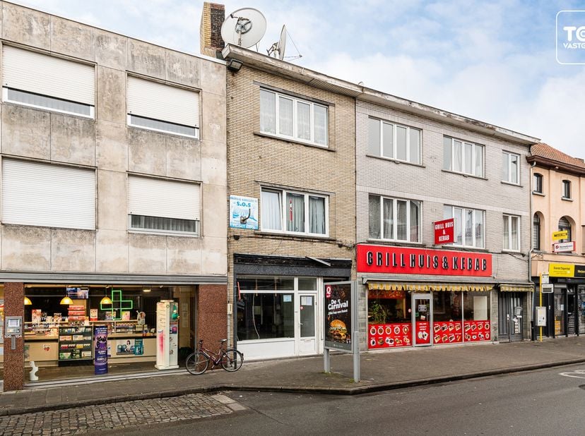 Dit pand is gelegen tussenin de Gentse ring en het historisch centrum. Heel wat passage en andere handelszaken in de directe omgeving. <br />
Gelijkvl