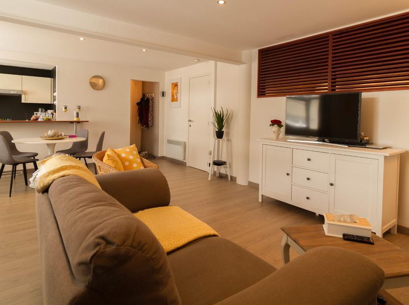 Situation et informations générales<br />
L’Immobilière Hendrix vous propose ce charmant appartement de plain-pied de ±78 m² comprenant 1 chambre, un