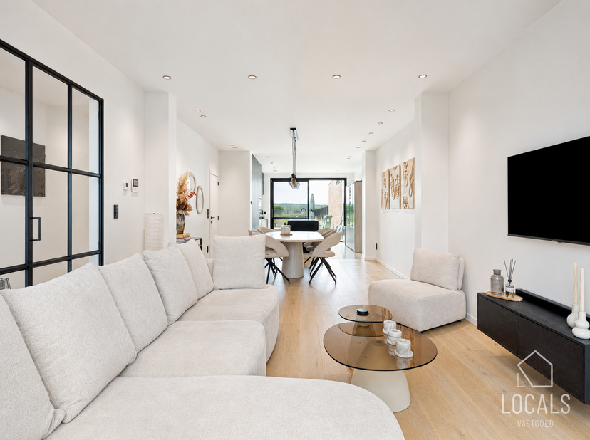 Deze woning werd in 2021 volledig gerenoveerd en biedt hedendaags wooncomfort in combinatie met een gunstig energieverbruik. Met energielabel A, vloer