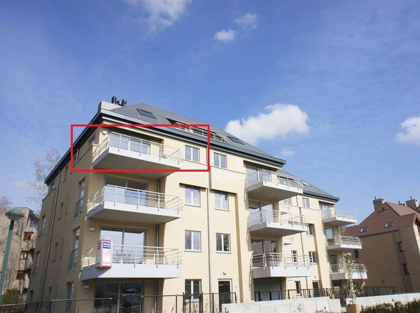 Appartement van 2012 vlak bij Place Dumon, 50m van een busstop met een directe lijn naar Place Schuman, 3e verdieping, 102m² woonopp., 2 slaapkamers,