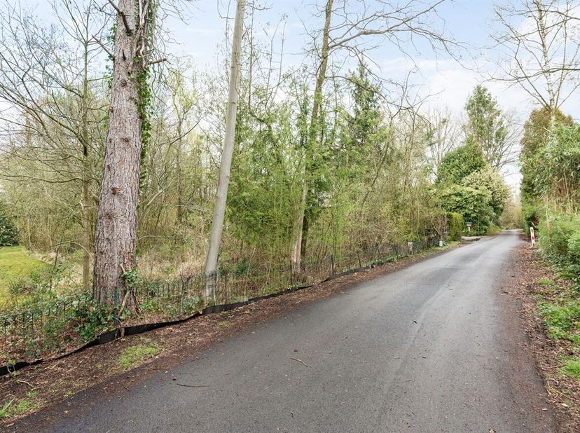 Grond geschikt voor een open bebouwing in weekend zone met een oppervlakte van meer dan 800 m² gelegen te Schilde<br />
(geen domicilie mogelijk) <br