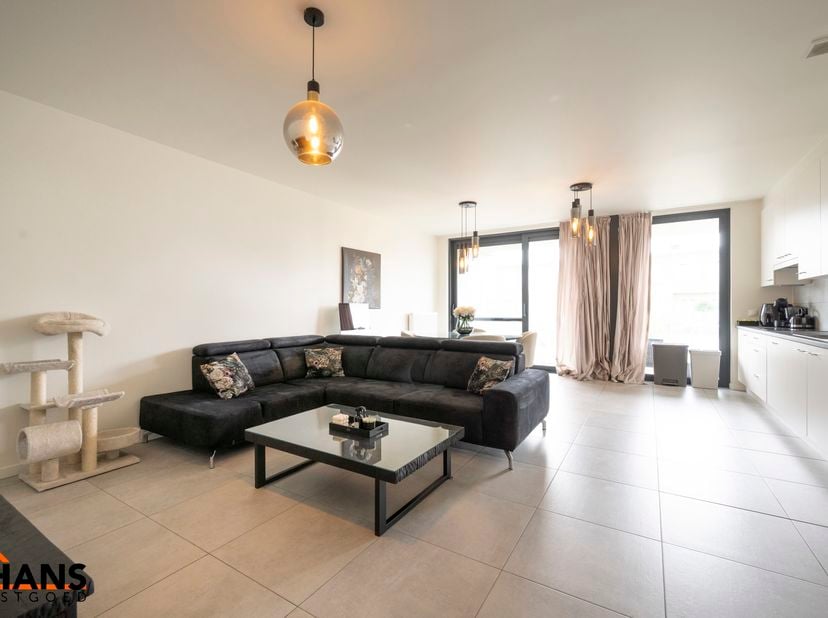 Dit gunstig gelegen en modern appartement is gelegen op de eerste verdieping met lift. <br />
Het omvat een inkomhal, 2 slaapkamers, berging, een inge