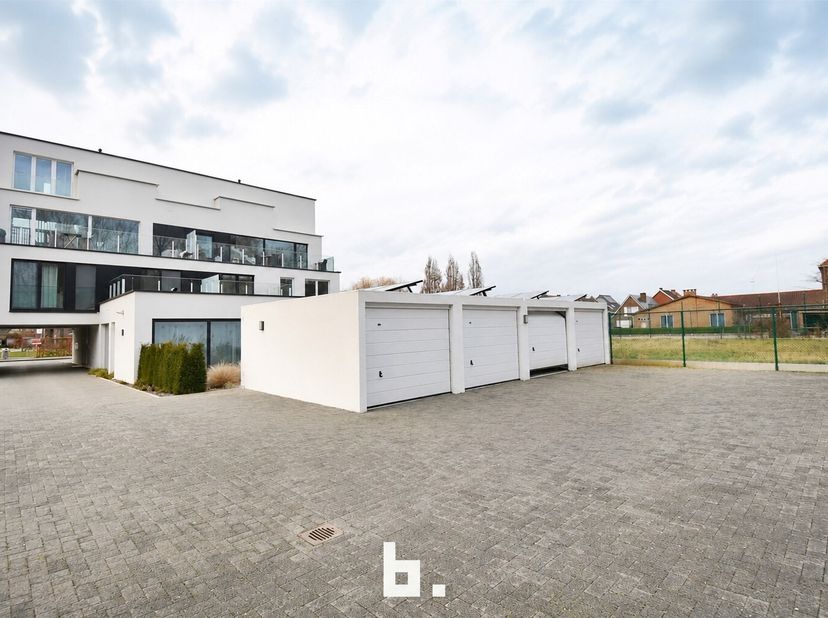 Bovengrondse recente garagebox met een vlotte verbinding naar E403 en E40. Ruime manoeuvreer ruimte.<br />
Verlichting en stopcontact aanwezig in de g