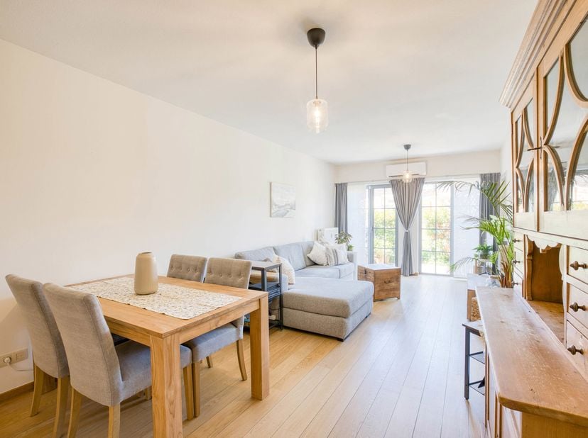 Dit stijlvol afgewerkt één slaapkamer appartement treft u aan de rand van Sint-Niklaas in residentie ‘Hof van Eden’.<br />
Via de inkomhal betreedt u