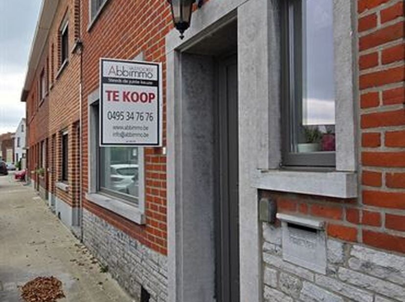 Statige burgerwoning met uitweg/carport achteraan en garage aan de voorkant.<br />
Een ruime inkom met gasten toilet verwelkomt ons in deze woning.<br