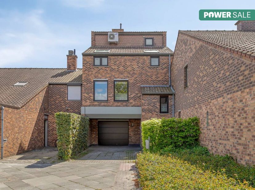 INDELING<br />
<br />
Gelijkvloerse verdieping: <br />
- Inkomhal met toegang tot een praktische voorraadkelder.<br />
- Royale dubbele garage met een