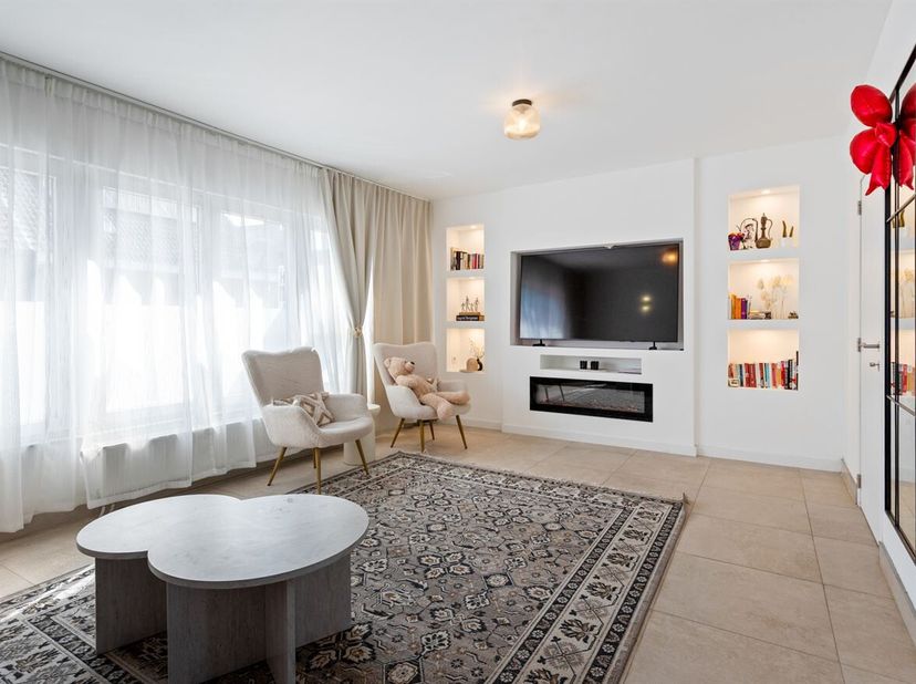 Gerenoveerde bel-étage met 3 slaapkamers en inpandige garage<br />
Ligging:<br />
Deze woning is rustig gelegen in de Akker te Ekeren, een aangename e