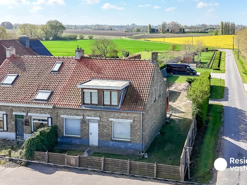 Welkom in deze woning gelegen in de Amersveldestraat 193 te Kortemark, een opportuniteit voor wie op zoek is naar een project dat volledig naar eigen
