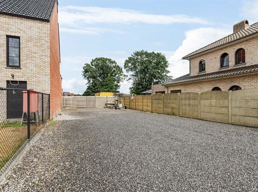 Bouwgrond voor halfopen bebouwing te Oudsbergen<br />
Deze bouwgrond is gelegen aan Weg Naar Zwartberg in Opglabbeek en heeft een oppervlakte van 9a 0