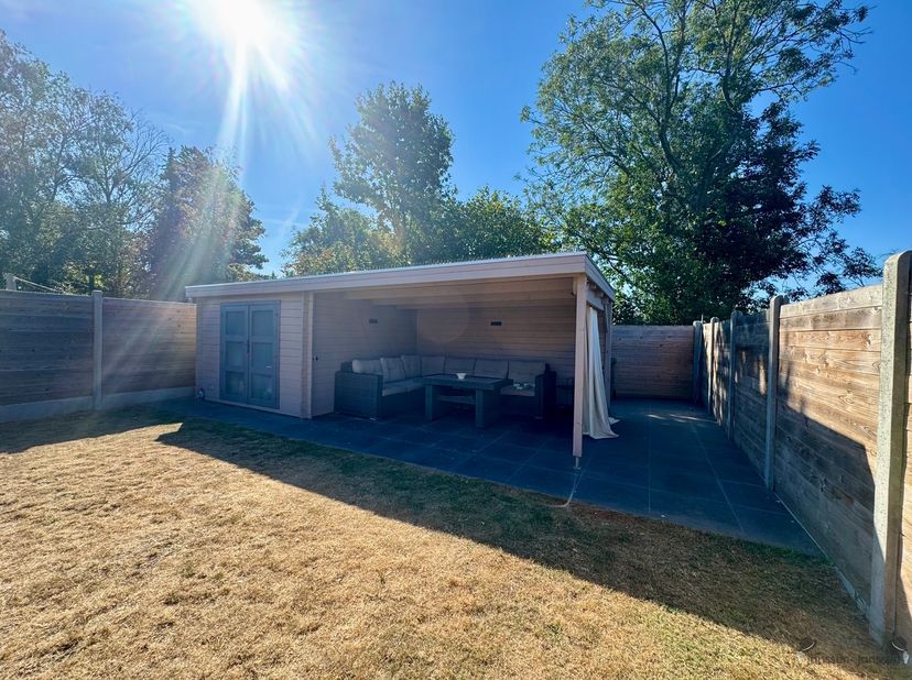 Deze moderne halfopen woning in Hamme valt vooral op door haar ruime, open leefruimtes en de sterke verbinding met de tuin. Met een bewoonbare oppervl
