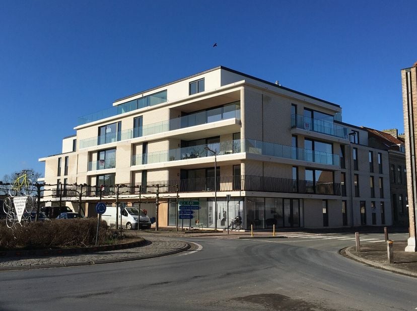 Appartement fermé élégant au cur de Veurne, idéalement situé dans la Pannestraat. Construit en 2020, cet appartement allie confort contemporain et per