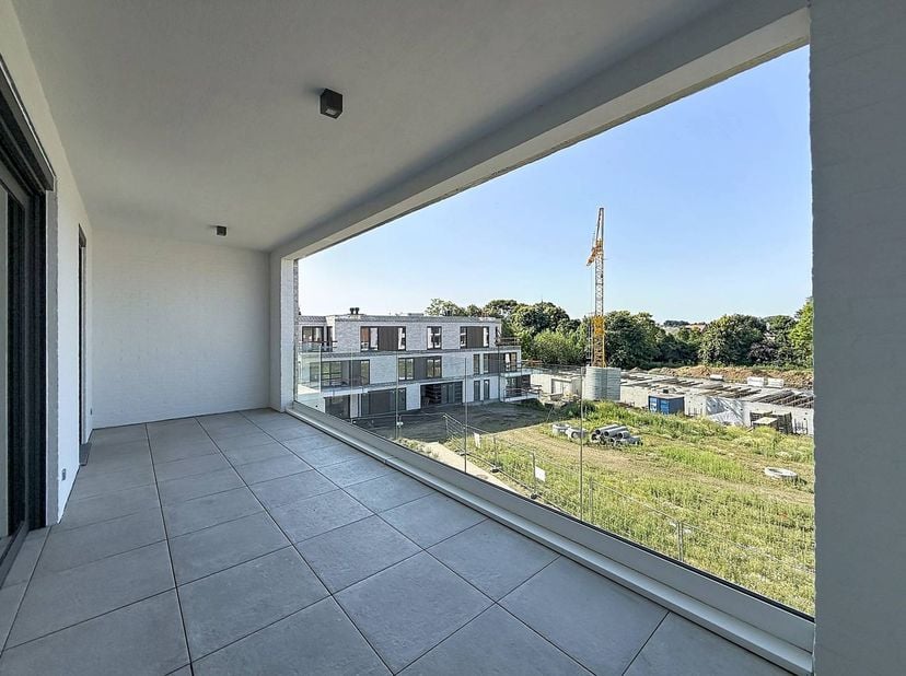 Au cœur de la charmante ville de Kruishoutem, nous trouvons cet appartement neuf à louer. L'appartement est situé au premier étage et dispose de 2 cha