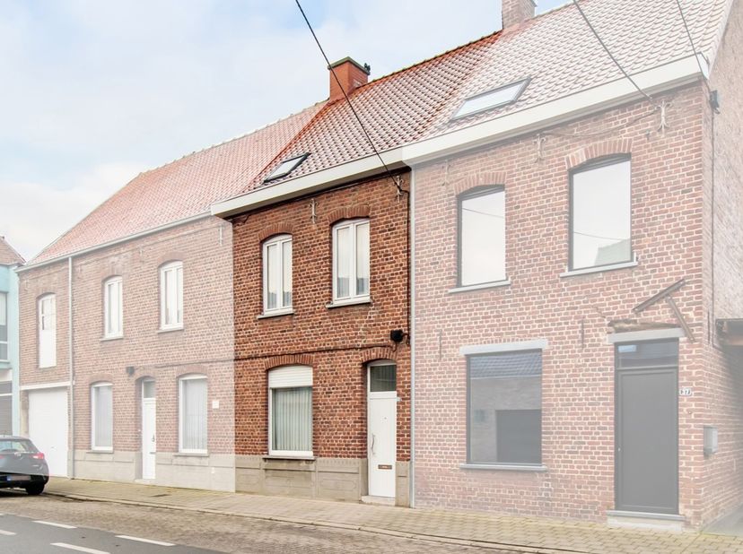Verzorgde rijwoning met diepe tuin op een vlot toegankelijke ligging en met parkeergelegenheid voor de woning.<br />
INDELING:<br />
GELIJKVLOERS: ink