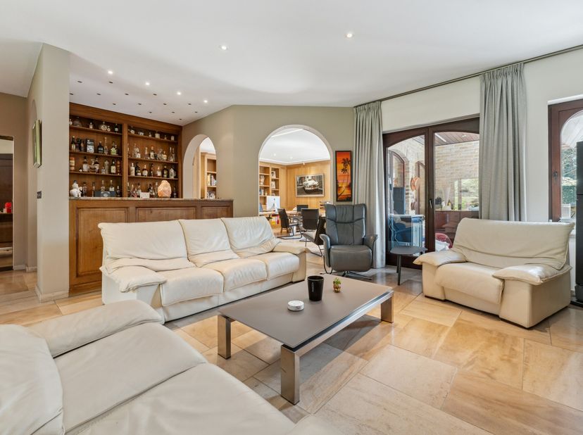 In een rustige en groene omgeving in Schoten bevindt zich deze ruime Spaanse villa op een royaal perceel van 8.670  m². Dit eigendom combineert karakt